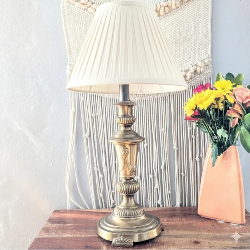 Vintage Brass Lamp with Lion Heads – Three-Way Switch – Elegant & Timeless